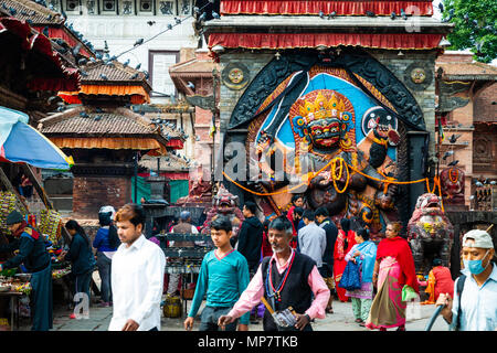 KATHMANDU, Nepal - ca. April 2018: Anhänger verehren Kal Bhairav die Gottheit Shiva in seiner destruktiven Manifestation. Stockfoto