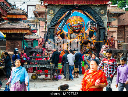 KATHMANDU, Nepal - ca. April 2018: Anhänger verehren Kal Bhairav die Gottheit Shiva in seiner destruktiven Manifestation. Stockfoto