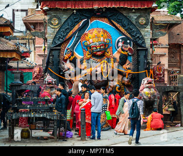 KATHMANDU, Nepal - ca. April 2018: Anhänger verehren Kal Bhairav die Gottheit Shiva in seiner destruktiven Manifestation. Stockfoto