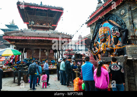 KATHMANDU, Nepal - ca. April 2018: Anhänger verehren Kal Bhairav die Gottheit Shiva in seiner destruktiven Manifestation. Stockfoto