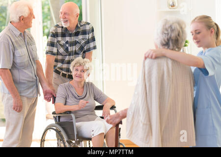 Krankenschwester, eine Decke für Patienten und ältere Menschen, die behinderte Frau in einem Rollstuhl Stockfoto