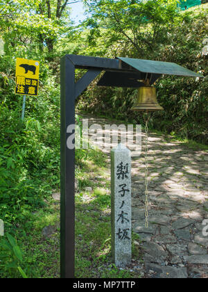 Tragen Warnung Bell, nakasendo Trail zwischen Magone und Tsumargo, Japan Stockfoto