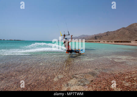 Kitesurfen an der Blauen Lagune (Dahab), Sinai, Ägypten Stockfoto