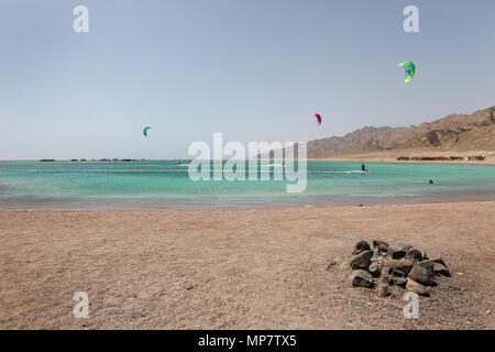 Kitesurfen an der Blauen Lagune (Dahab), Sinai, Ägypten Stockfoto