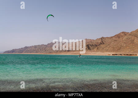 Kitesurfen an der Blauen Lagune (Dahab), Sinai, Ägypten Stockfoto