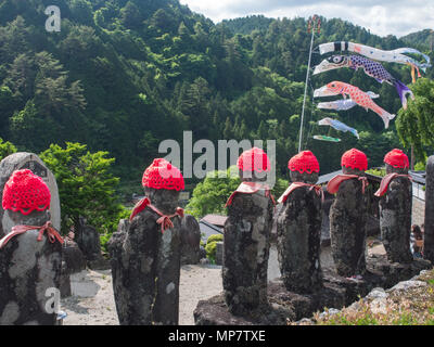 Eine Reihe von Jizo staues Bosatsu und koinobori Karpfen Drachen, Tsumago, Nagano, Japan Stockfoto