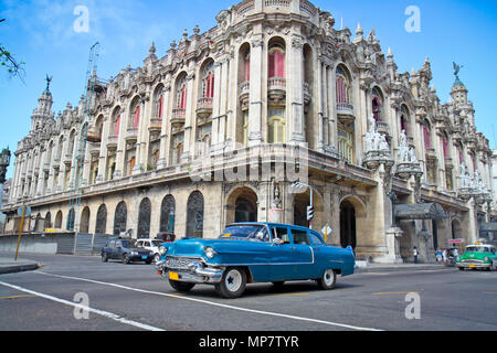 Classic Cadillac vor dem Großen Theater in Havanna, Kuba. Stockfoto