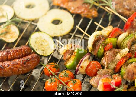 Sommer Grill - verschiedene Speisen auf dem Grill Stockfoto