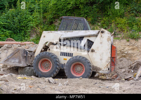 Eine Nahaufnahme von einem weißen Bobcat s550 oder Kompaktlader auf Baustelle. Stockfoto