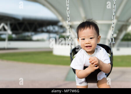 Wenig asiatischen Jungen im Schwingen Stockfoto