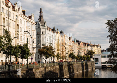 Prag, Tschechische Republik - 19 August 2017: Wohngebäude am Flußufer der Moldau in Prag bei Sonnenuntergang gegen Sky Stockfoto