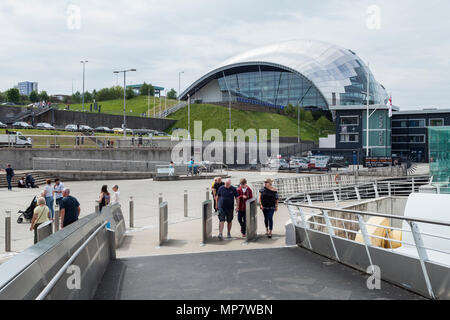 Ein Blick auf die Sage von der Millenium Bridge am Kai in Gateshead und Newcastle in England, Großbritannien Stockfoto