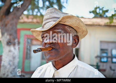 TRINIDAD, Kuba-13 Januar: Kubanische Mann Rauchen einer Zigarre am 13. Januar. 2010. Trinidad, Kuba. Kubaner aller Altersgruppen sind aktiv rauchen Zigarren. Alle Produkt Stockfoto