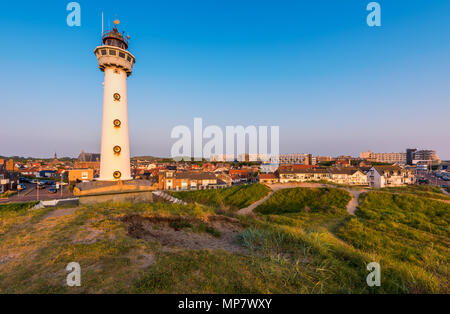 Leuchtturm und Skyline von Egmond aan Zee, einem Dorf an der Küste in Nordholland, Niederlande Stockfoto