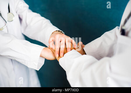 Zwei Ärzte die Hände übereinander Stockfoto