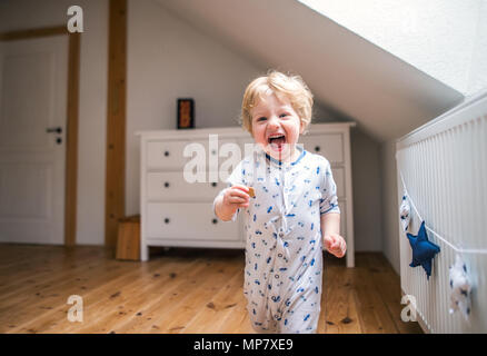 Ein Kleinkind Junge im Schlafzimmer zu Hause. Stockfoto