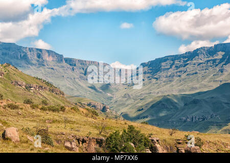 Landschaft auf dem Weg zum Sani Pass Grenzposten in der Nähe von Himeville, in der Provinz Kwazulu-Natal. Die serpentinen der Sani Pass ist sichtbar in der Stockfoto