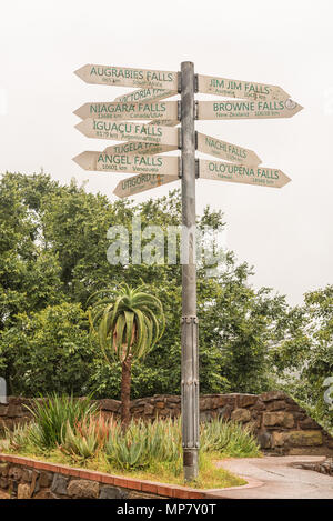 Ein Wegweiser zeigt die Entfernungen zu den berühmten Wasserfall der Welt, am Howick Falls, in Howick, in der Kwazulu-Natal Midlands Meander Stockfoto