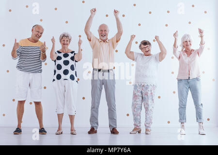 Positive ältere Menschen haben Spaß zusammen. Glückliches Leben im Ruhestand Konzept Stockfoto