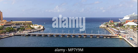 Willemstad, Curacao: 1. März 2017 - Die Königin Emma Fußgängerbrücke Stockfoto