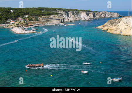 Touristenboot und San Domino Insel Tremiti Inseln, Apulien, Italien Stockfoto