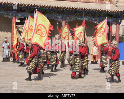 Ming Dynastie wachen Reenactment in Jiayuguan Fort am Jiayu Pass, Jiayuguan, Gansu, China Stockfoto