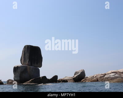 Zwei Felsen in der Mitte des Ozean in der Nähe von Ko Lipe, die berühmte Insel im Süden Thailands gestapelt. Stockfoto