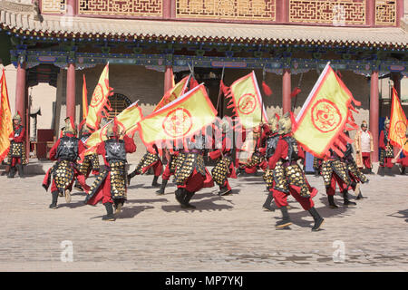 Ming Dynastie wachen Reenactment in Jiayuguan Fort am Jiayu Pass, Jiayuguan, Gansu, China Stockfoto