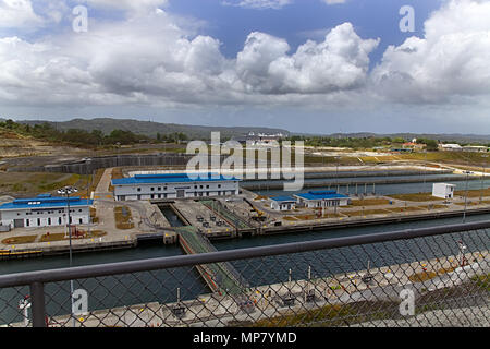 Gatun Schleusen, Panama: 4. März 2017 - Der Panama Canal Locks System, von oben mit dem neuen Zusatz Der gatun Locks gesehen Stockfoto