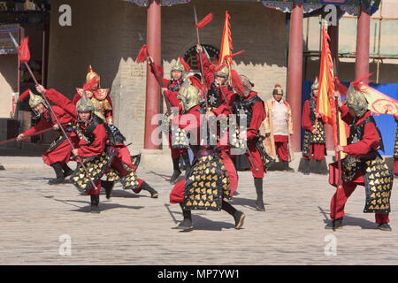 Ming Dynastie wachen Reenactment in Jiayuguan Fort am Jiayu Pass, Jiayuguan, Gansu, China Stockfoto