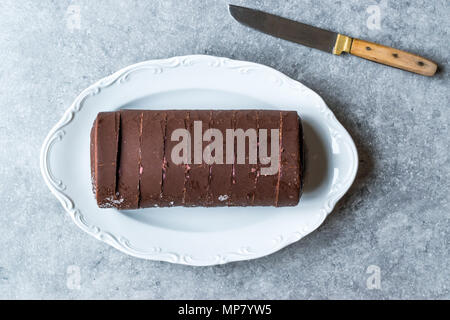 Herzförmige Eis Roll Cake mit Vanille und Schokolade. Dessert Konzept. Stockfoto