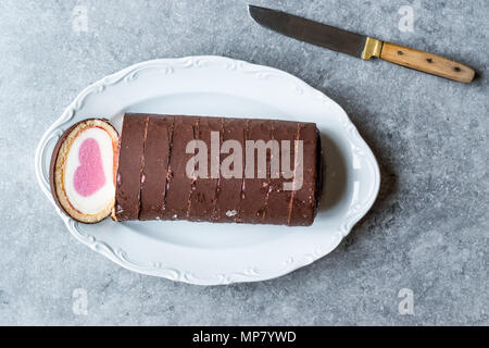 Herzförmige Eis Roll Cake mit Vanille und Schokolade. Dessert Konzept. Stockfoto