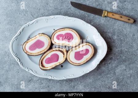 Herzförmige Eis Roll Cake mit Vanille und Schokolade. Dessert Konzept. Stockfoto