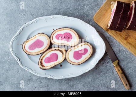 Herzförmige Eis Roll Cake mit Vanille und Schokolade. Dessert Konzept. Stockfoto