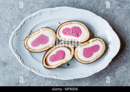 Herzförmige Eis Roll Cake mit Vanille und Schokolade. Dessert Konzept. Stockfoto