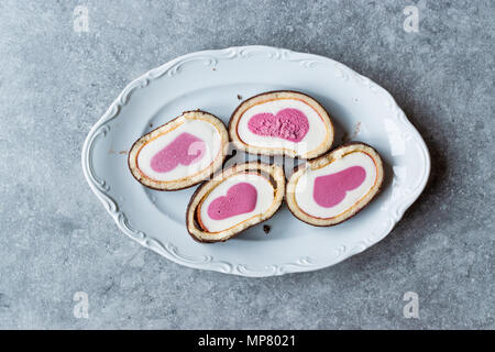 Herzförmige Eis Roll Cake mit Vanille und Schokolade. Dessert Konzept. Stockfoto