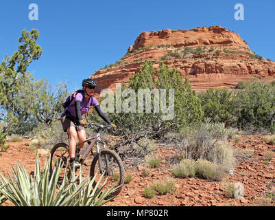 Frau Mountainbiken in die roten Felsen, Sedona, USA Stockfoto