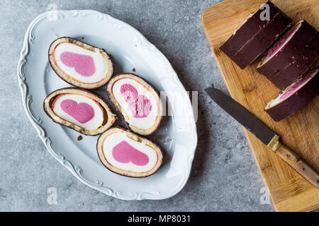 Herzförmige Eis Roll Cake mit Vanille und Schokolade. Dessert Konzept. Stockfoto