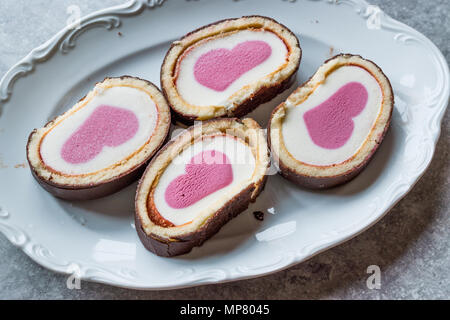 Herzförmige Eis Roll Cake mit Vanille und Schokolade. Dessert Konzept. Stockfoto