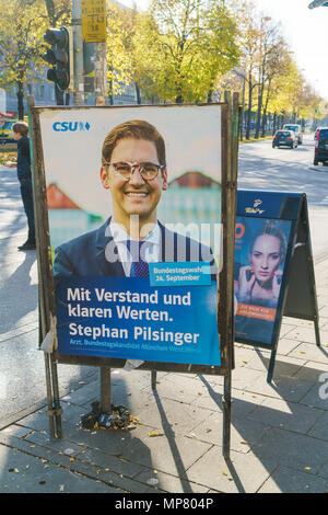 München, Deutschland - 20. Oktober 2017: Werbung für die Kandidaten der CSU auf der Straße stehen, zu den Wahlen zum Bundestag im Herbst Stockfoto