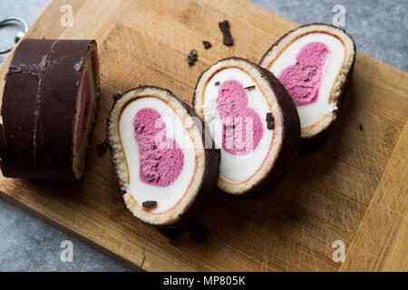 Herzförmige Eis Roll Cake mit Vanille und Schokolade. Dessert Konzept. Stockfoto