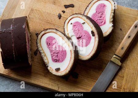 Herzförmige Eis Roll Cake mit Vanille und Schokolade. Dessert Konzept. Stockfoto
