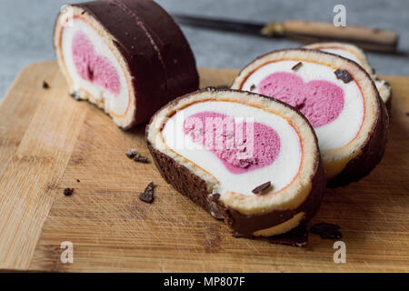 Herzförmige Eis Roll Cake mit Vanille und Schokolade. Dessert Konzept. Stockfoto