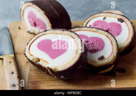 Herzförmige Eis Roll Cake mit Vanille und Schokolade. Dessert Konzept. Stockfoto
