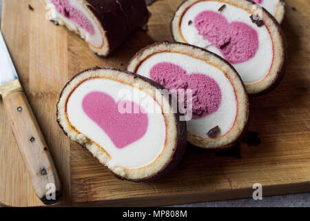 Herzförmige Eis Roll Cake mit Vanille und Schokolade. Dessert Konzept. Stockfoto