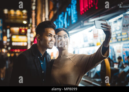 Schöne glückliche Paar dating in Tokio Stockfoto