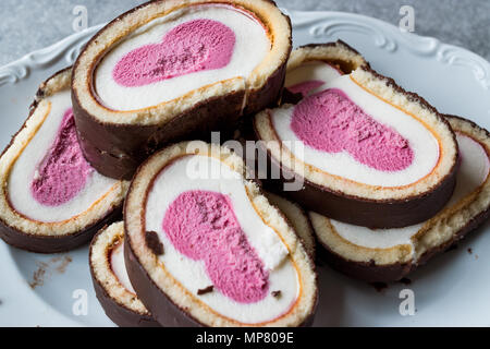Herzförmige Eis Roll Cake mit Vanille und Schokolade. Dessert Konzept. Stockfoto