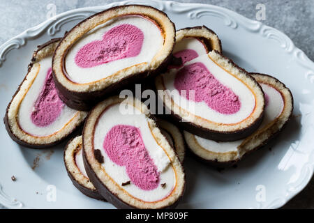 Herzförmige Eis Roll Cake mit Vanille und Schokolade. Dessert Konzept. Stockfoto
