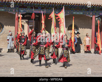 Ming Dynastie wachen Reenactment in Jiayuguan Fort am Jiayu Pass, Jiayuguan, Gansu, China Stockfoto