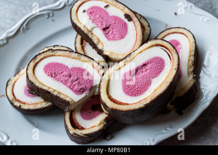 Herzförmige Eis Roll Cake mit Vanille und Schokolade. Dessert Konzept. Stockfoto